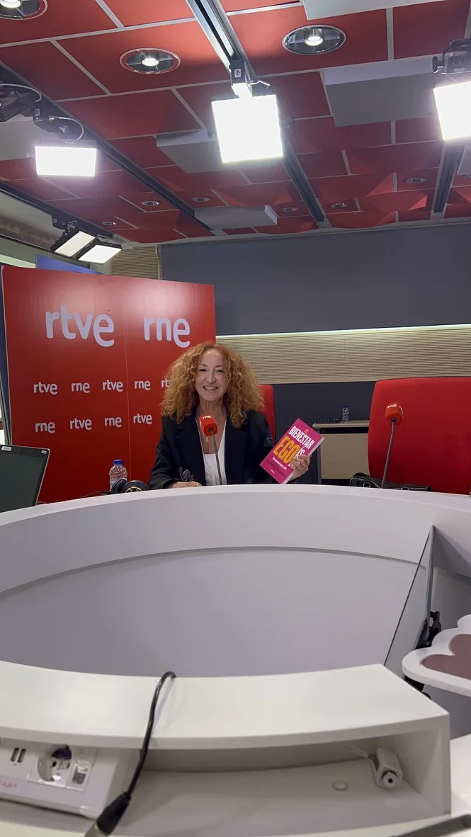 Silvia Escribano durante la entrevista en los estudios de RNE — Radio Nacional de España