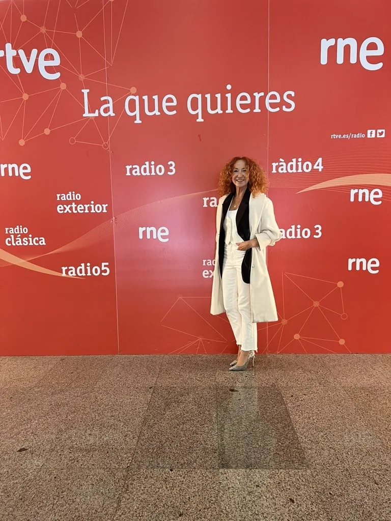 Silvia Escribano ante el muro institucional de RTVE · RNE