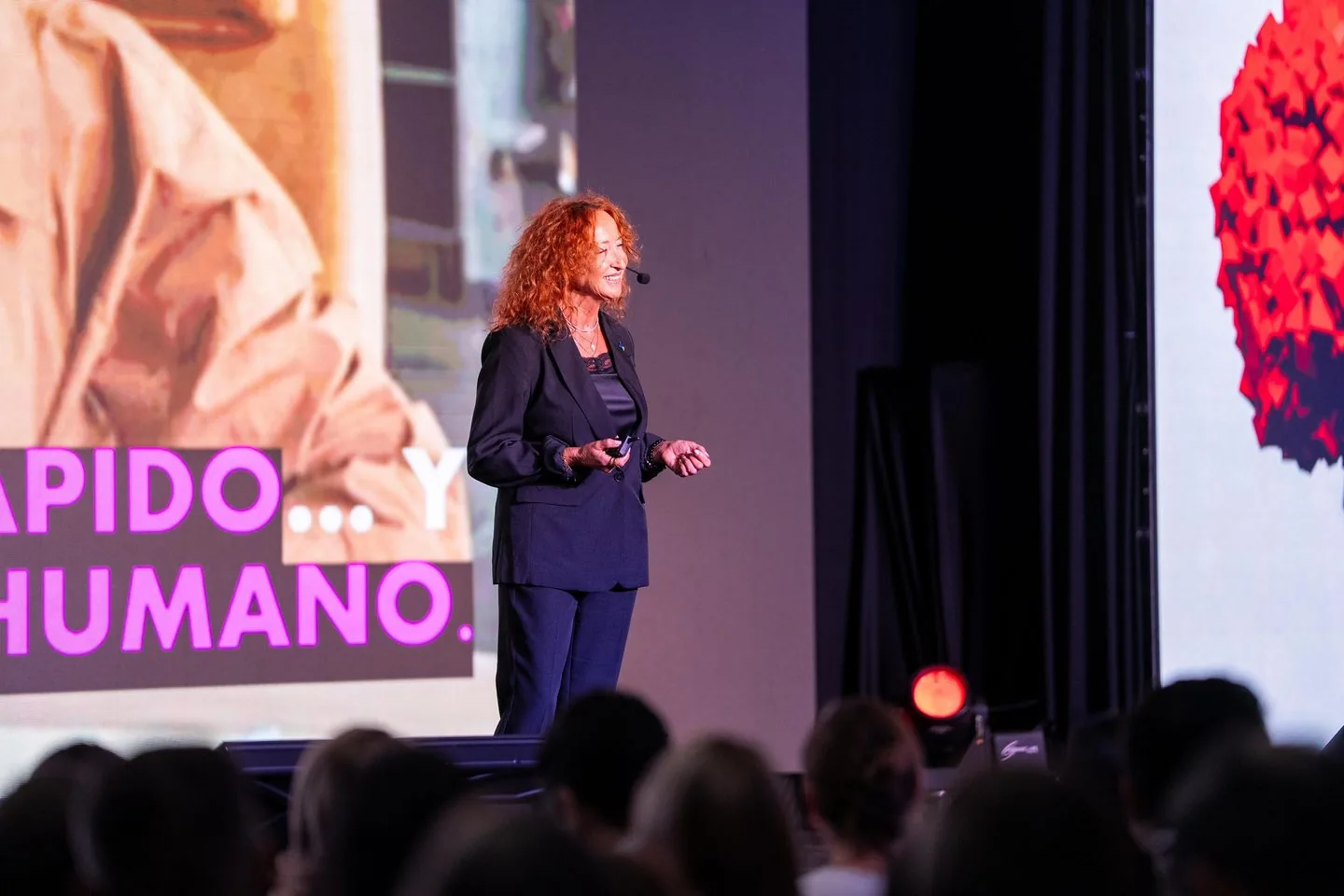 Silvia Escribano durante una keynote para alta dirección